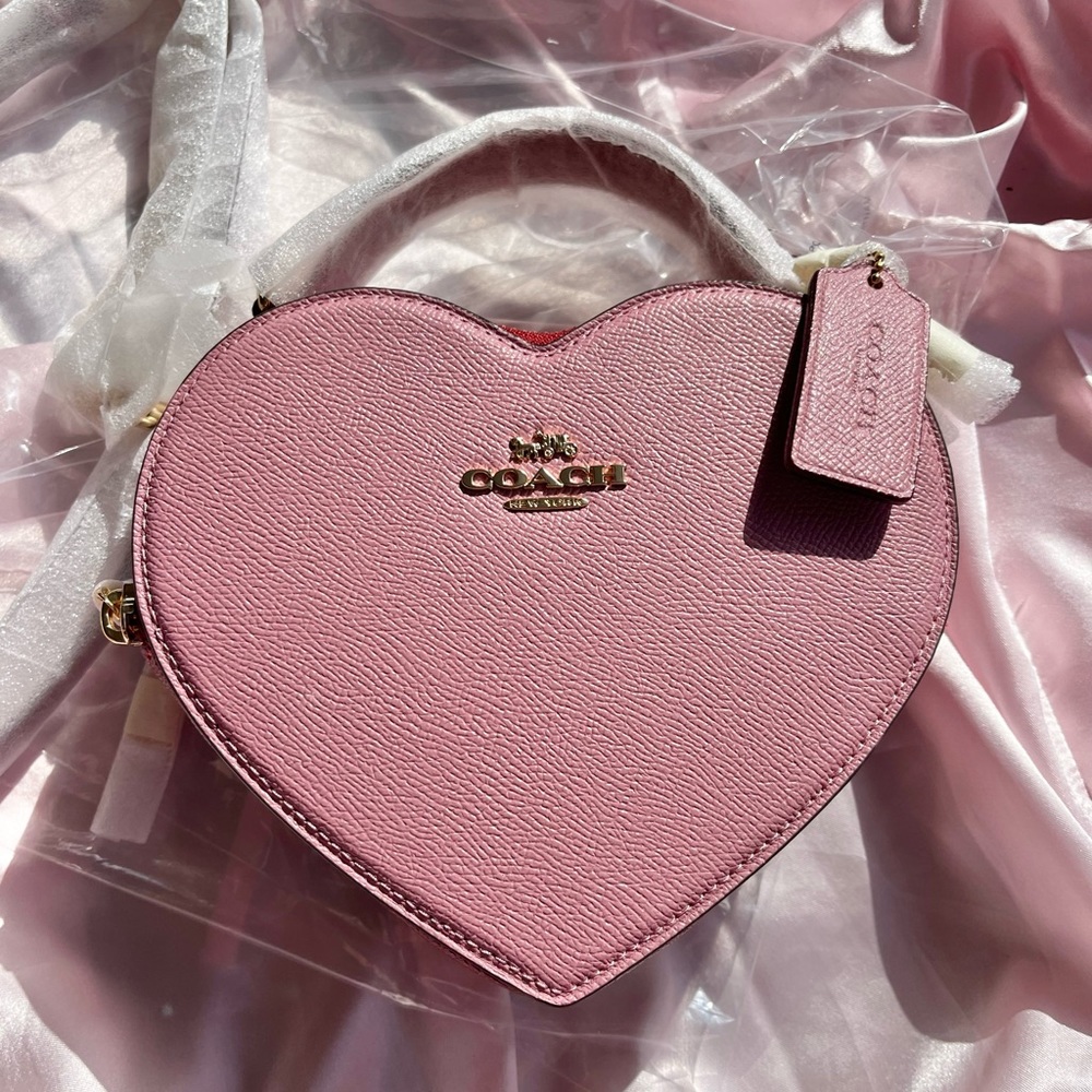 ❣️SOLD❣️COACH HEART PURSE